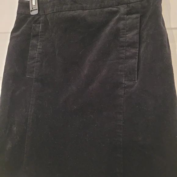 Ann Taylor Fully Lined Black Velvety Mini Skirt Size 4 - Picture 7 of 7
